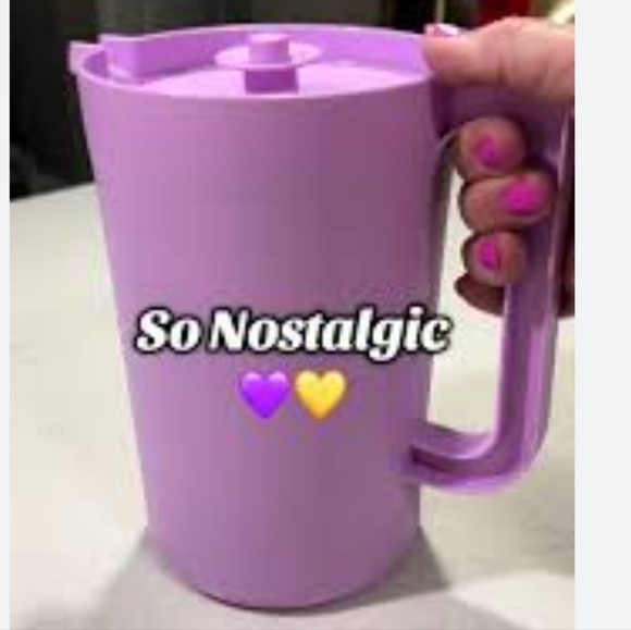 Tupperware 2 Qt. Classic Sheer Round Refrigerator Pitcher Thirst Quencher - Pink - Picture 9 of 14